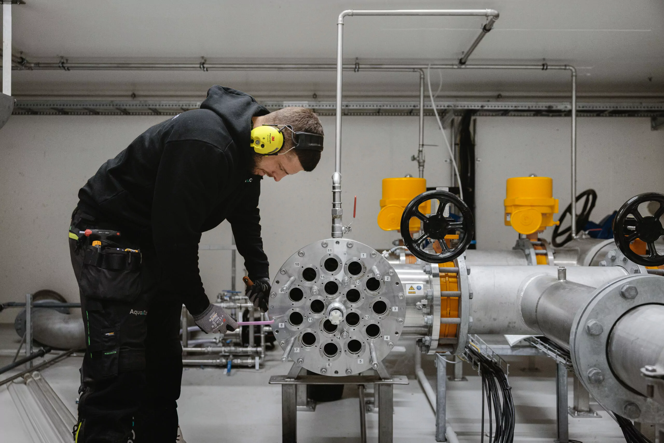 Tekniker från Aqua & Care utför service på UV-anläggning – professionellt underhåll för säker och effektiv vattenrening.